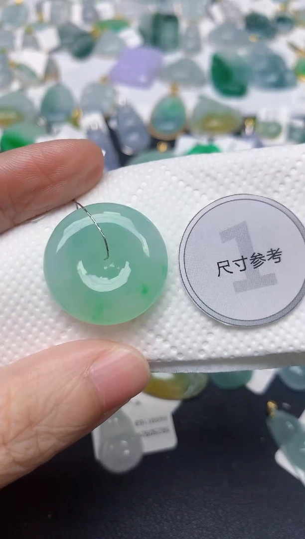 颈饰18K金镶嵌翡翠小*子天然缅甸A货翡翠