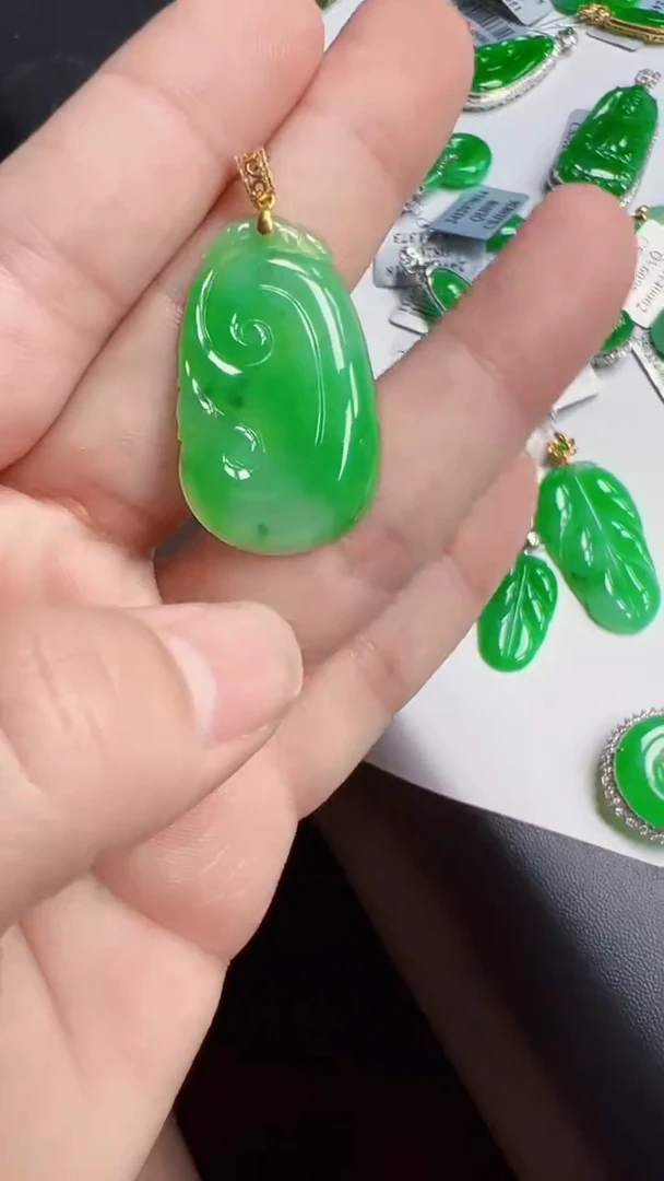 翡翠18K金镶嵌颈饰如意