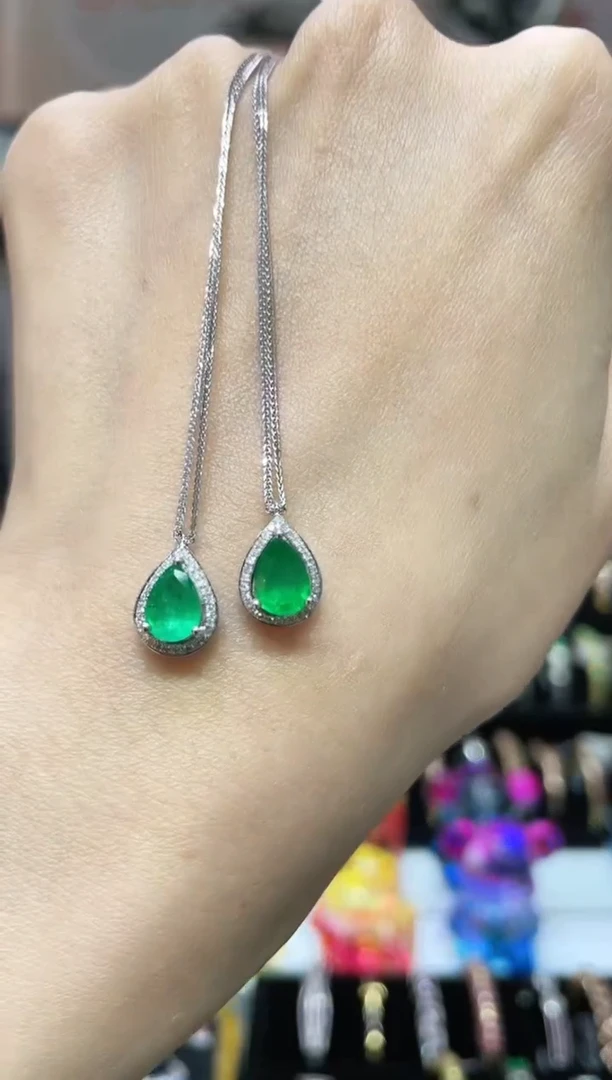 18K金镶嵌祖母绿项链水滴 多样性发其一