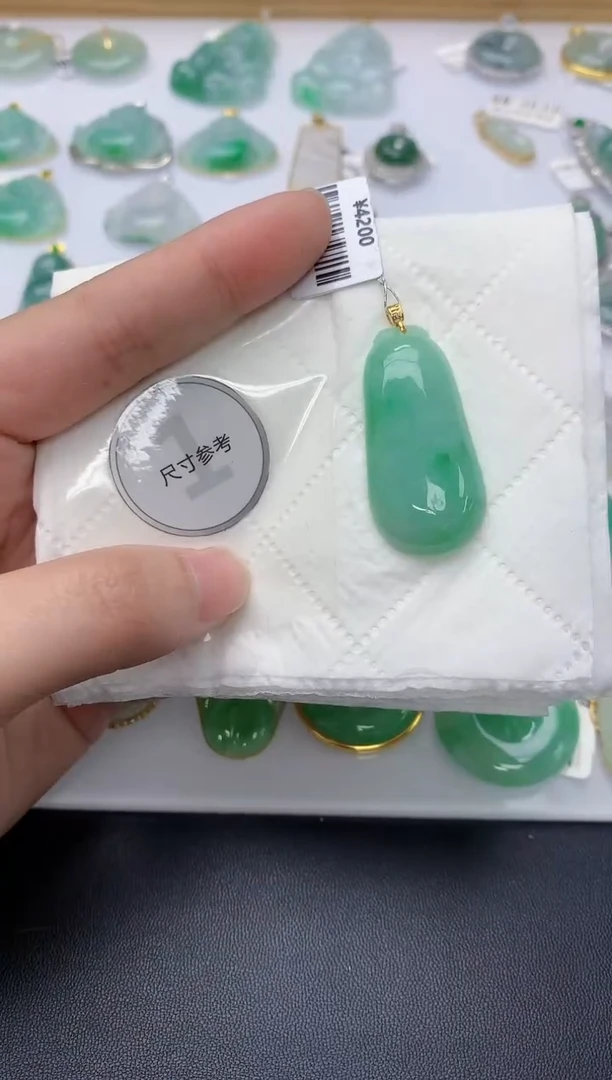 颈饰18K金镶嵌翡翠天然A货