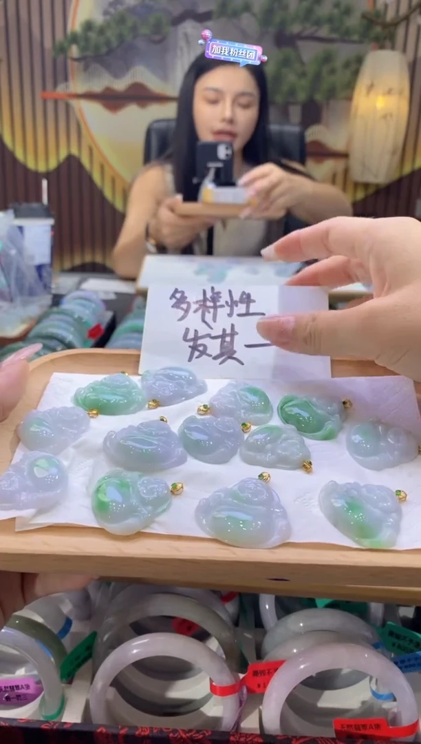 翡翠18K金镶嵌颈饰多样性仅发其一8558