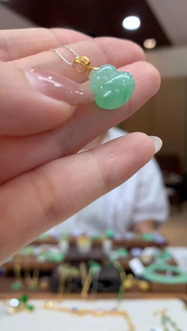 吊坠(不含链)18K金镶嵌翡翠葫芦