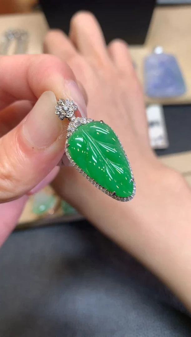 【闪购商品】翡翠颈饰18K金镶嵌叶子【无服务费】