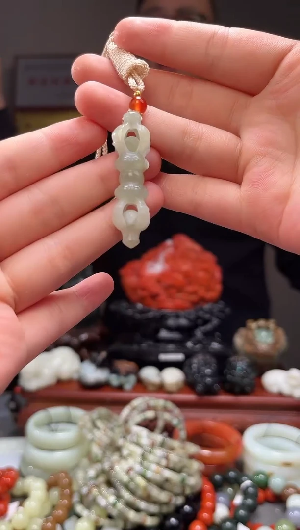 颈饰未镶嵌和田玉吊坠