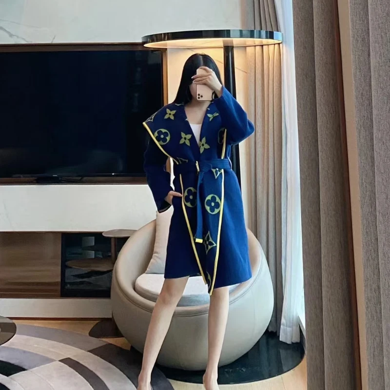 99新带尘袋 020029 LouisVuitton蓝色内里老花连帽绵羊毛大衣L码