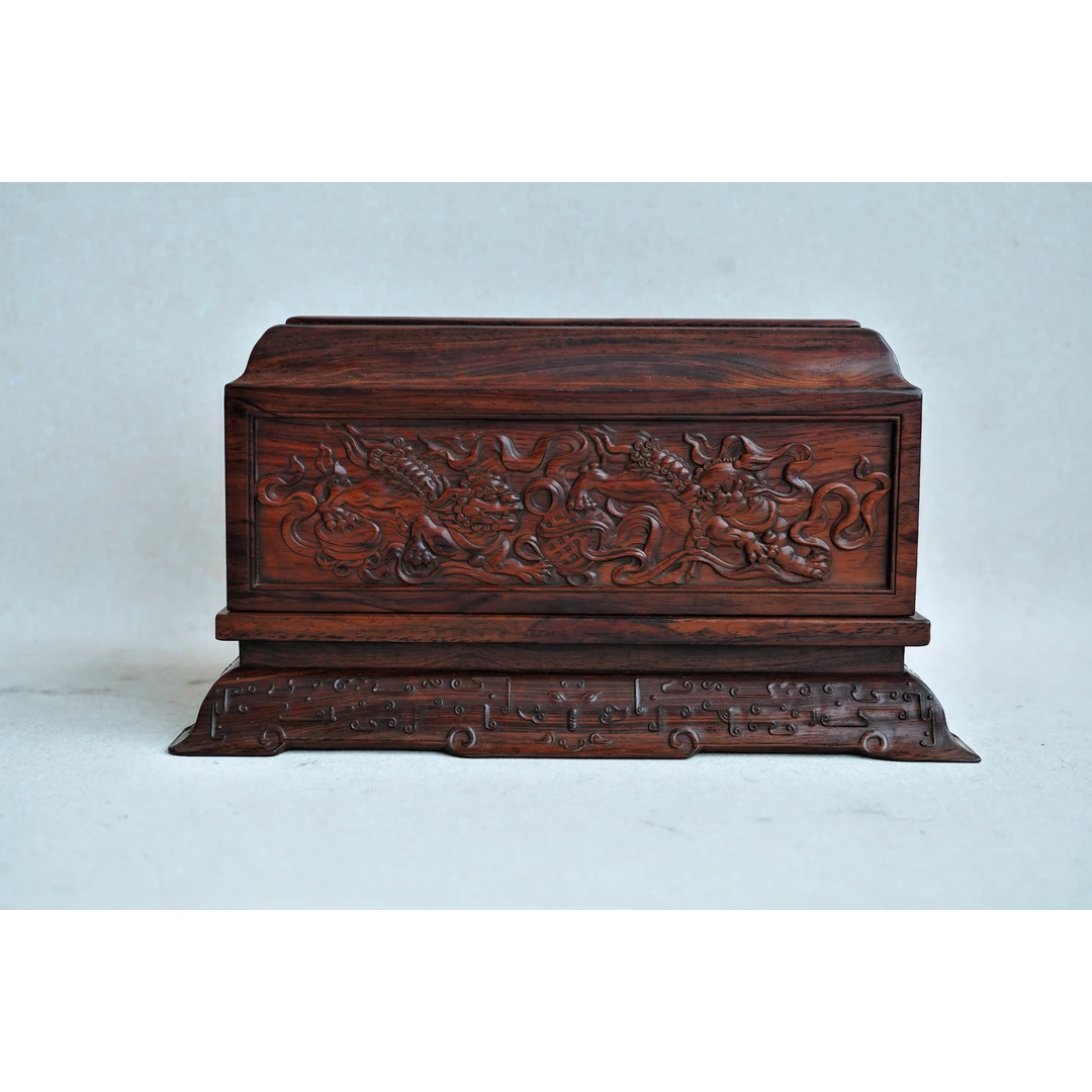 文华开物第110期拍品 10 清 黄花梨雕狮子滚绣球盖盒