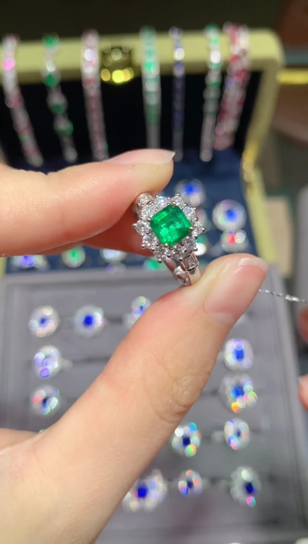 【闪购商品】祖母绿戒指18K金镶嵌0.73CT