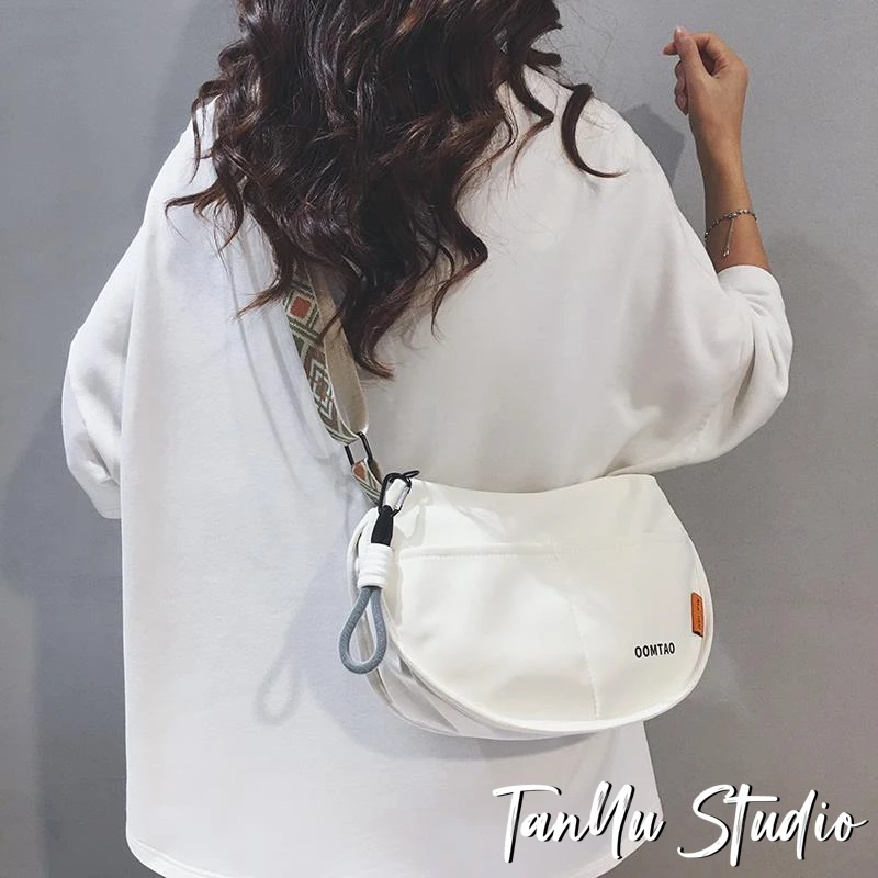 探屿潮牌宽肩带高级感尼龙包女上班通勤马鞍包休闲百搭斜挎饺子包