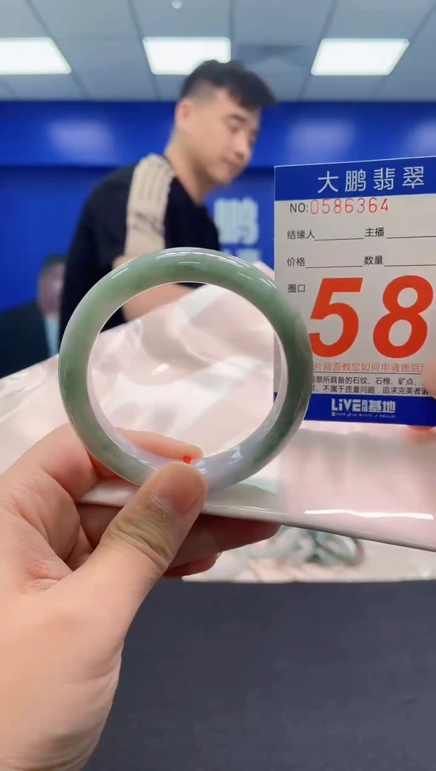翡翠手镯未镶嵌AAAAAAAAA