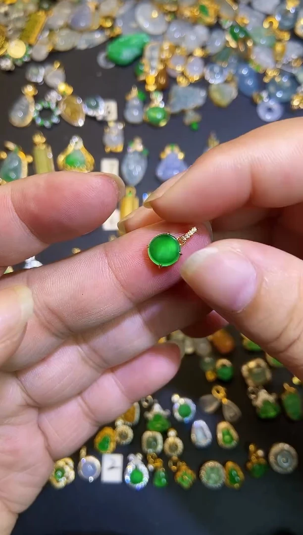 翡翠18K金镶嵌吊坠(不含链)1