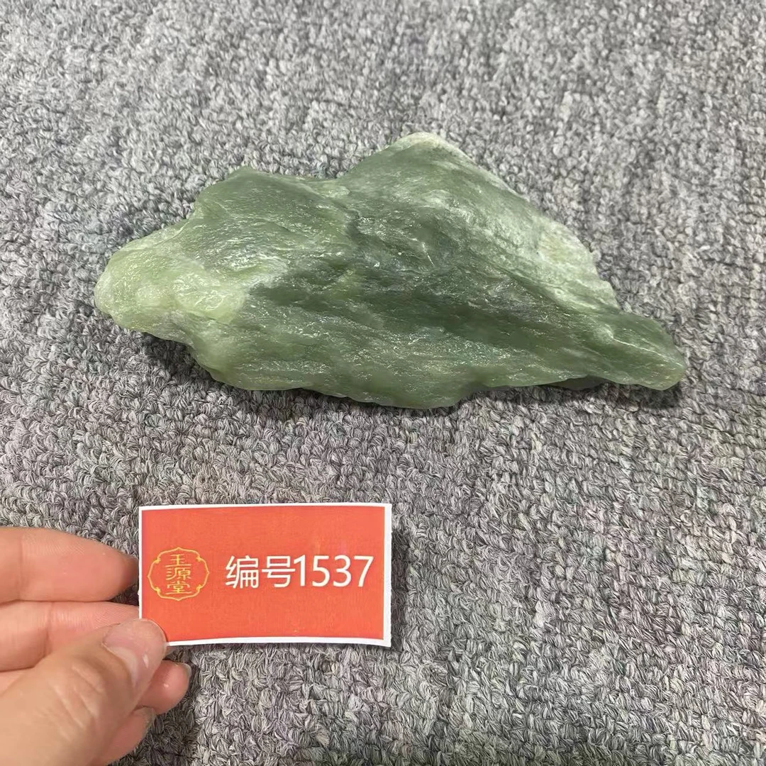 新疆玉料原石发一件编号1537