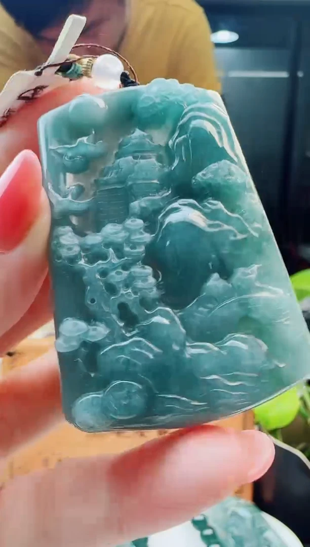 翡翠未镶嵌颈饰多样性发货其中一件