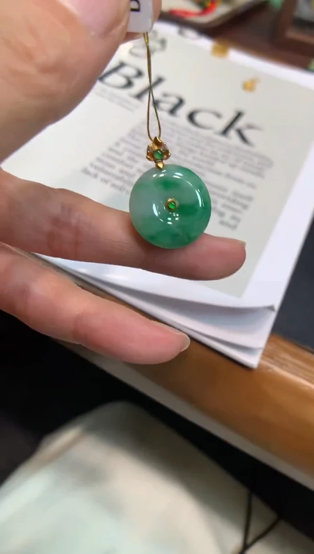 翡翠18K金镶嵌颈饰平安扣