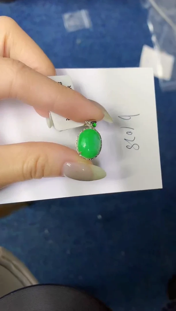 翡翠18K金镶嵌颈饰缅甸天然翡翠A货