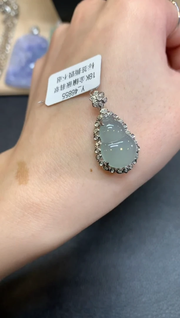 【闪购商品】翡翠颈饰18K金镶嵌葫芦【无服务费】