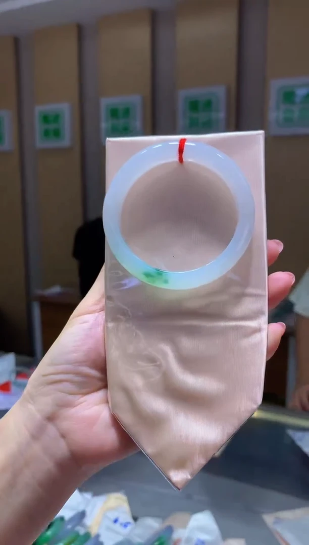 翡翠手镯未镶嵌-Q84 圈口54.1