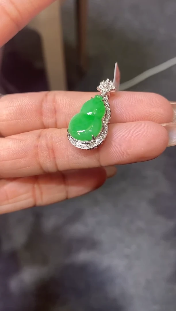 翡翠18K金镶嵌吊坠(不含链)葫芦