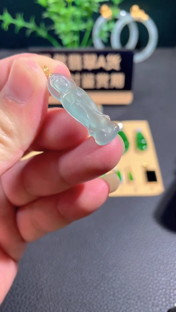翡翠18K金镶嵌颈饰翡翠