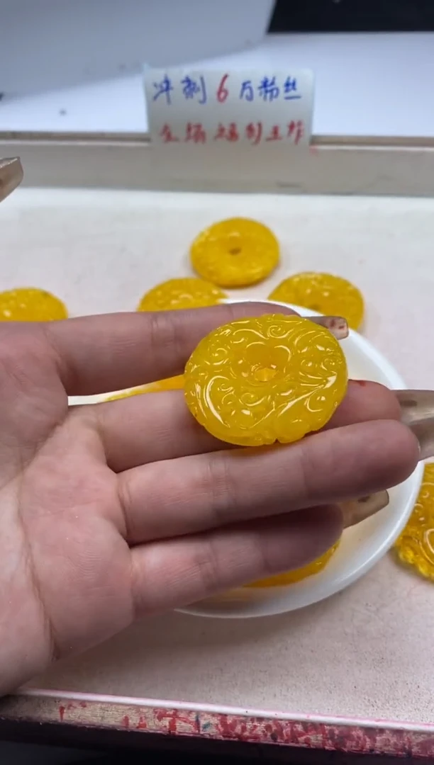 【闪购商品】蜜蜡颈饰未镶嵌w2448二代鸡油黄蜜蜡浮雕平安扣*1个