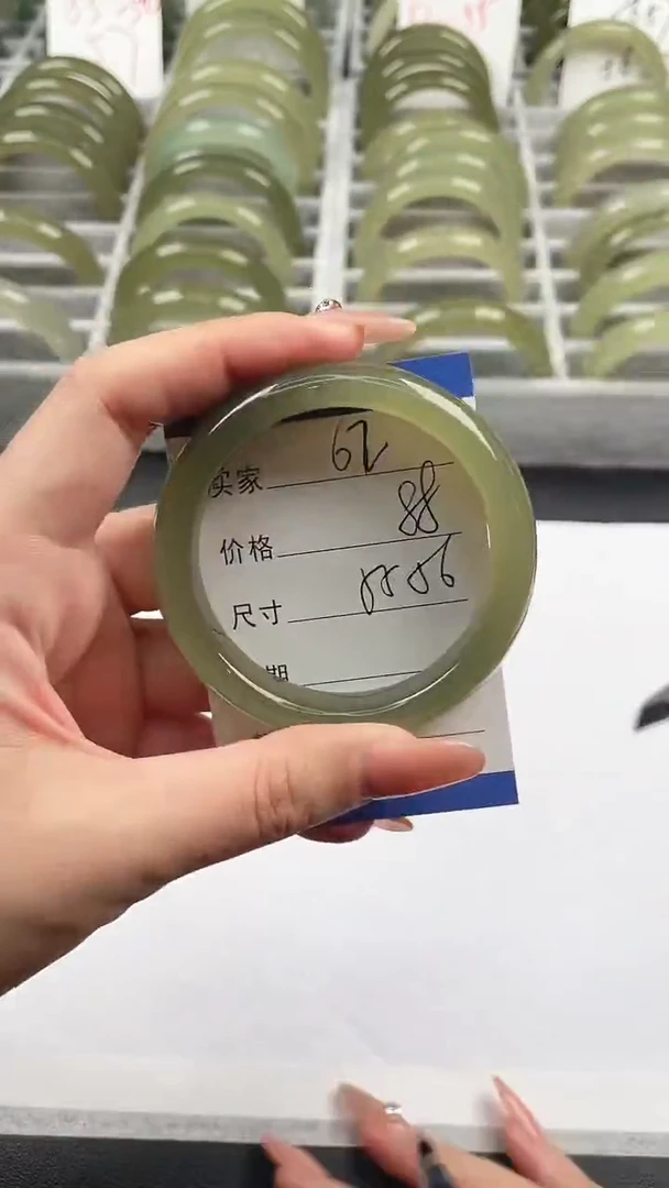 未镶嵌手镯石英质玉湖水绿