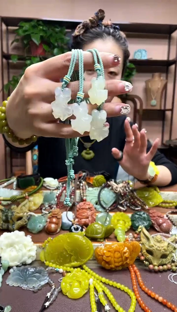 未镶嵌岫玉颈饰多样性发货发其中之一