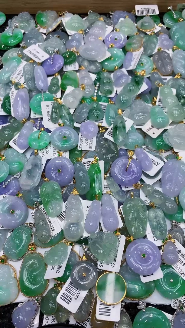 翡翠18K金镶嵌颈饰 一物一证，9米证书费