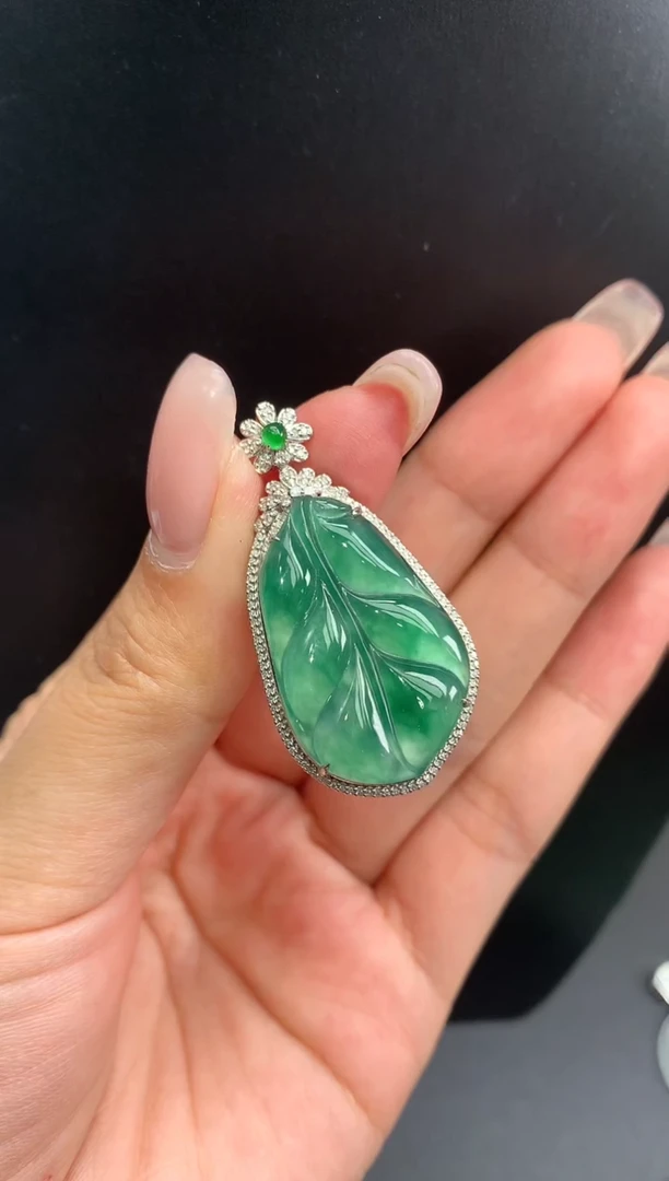 【闪购商品】翡翠颈饰18K金镶嵌叶子1365