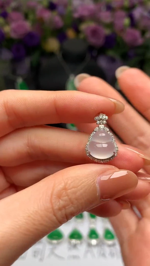 颈饰18K金镶嵌翡翠葫芦