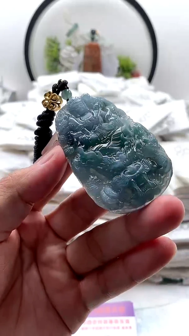 翡翠未镶嵌颈饰虚空藏