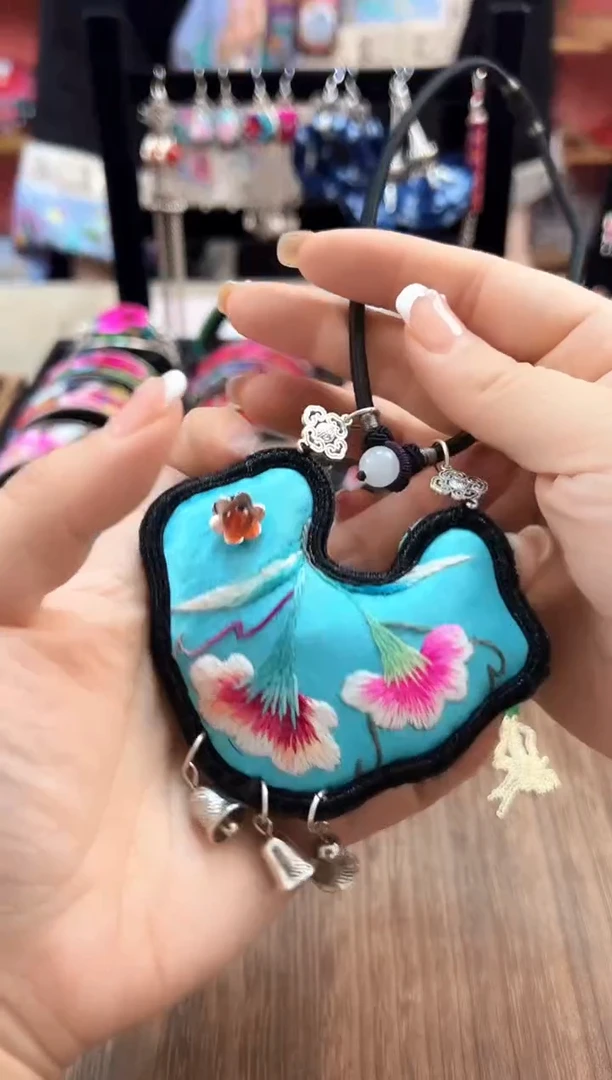 织绣民族风老绣饰品520