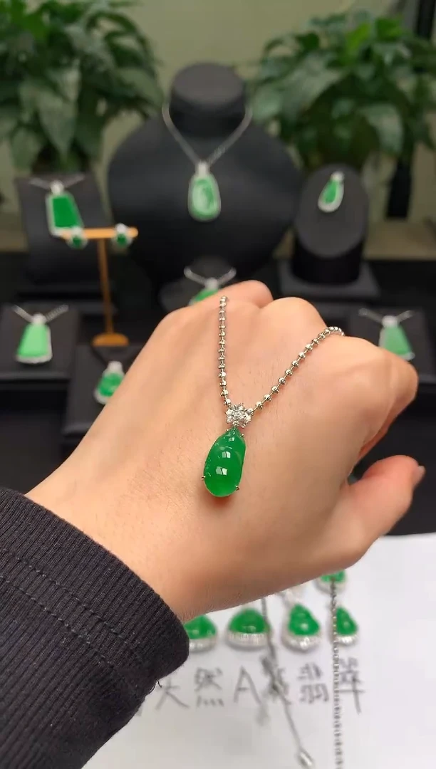 颈饰18K金镶嵌翡翠福豆