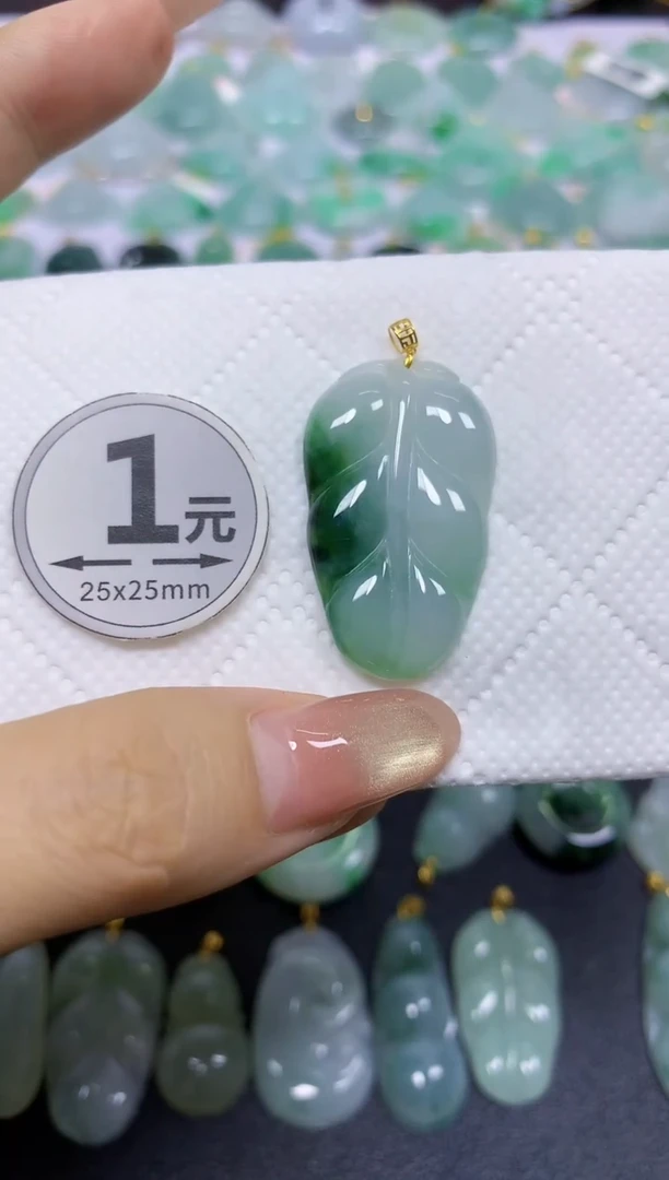 颈饰18K金镶嵌翡翠天然翡翠A货