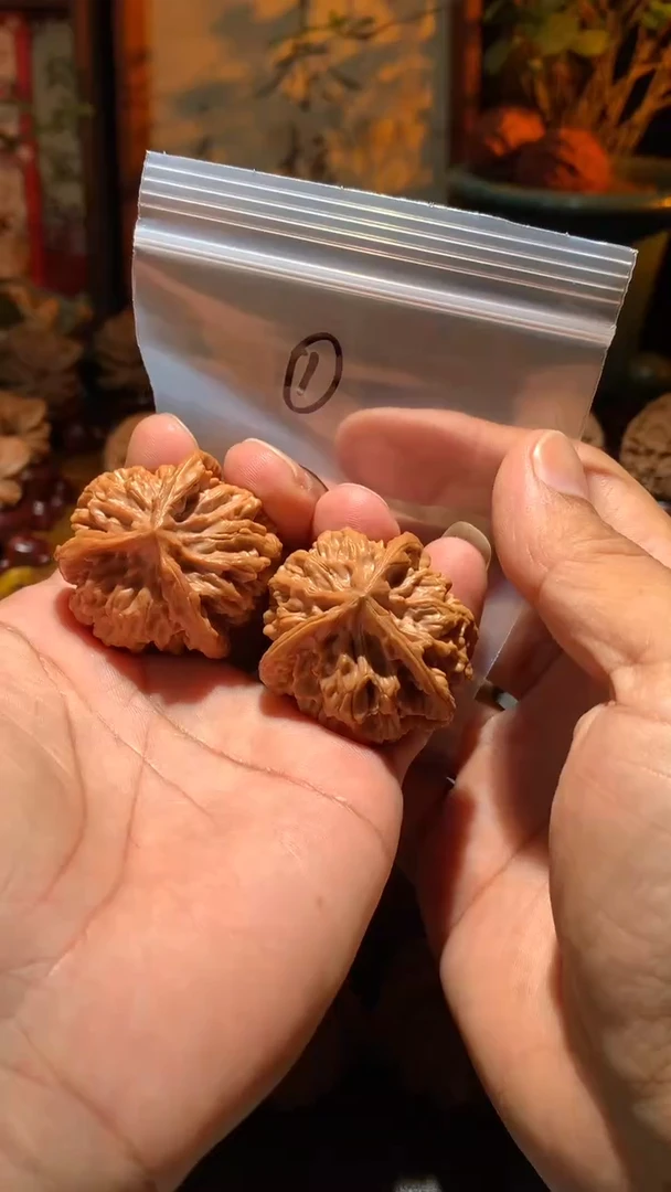把件桃核丰泰文玩  帝王三棱 40  尺寸左右