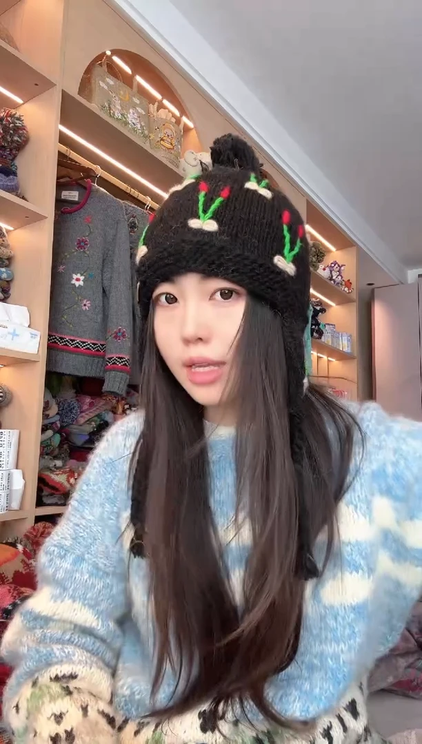 羊毛黑色樱桃护耳帽