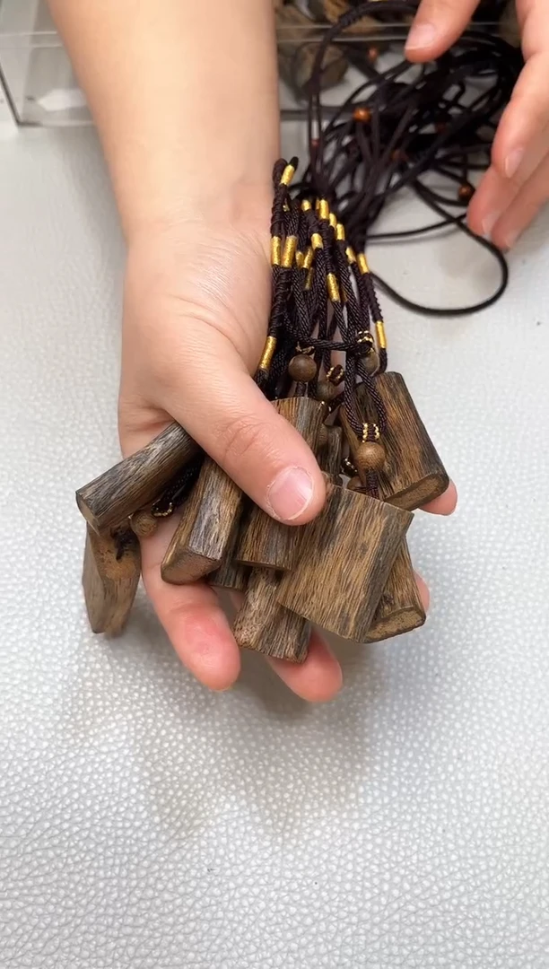 【闪购商品】沉香吊坠棋楠随型牌子吊坠多样性发其一