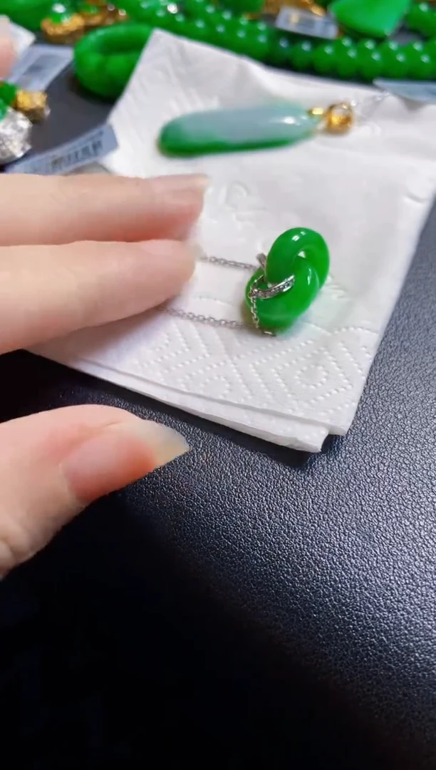 翡翠18K金镶嵌颈饰吊坠