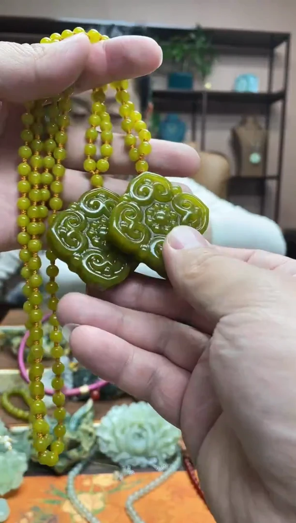 未镶嵌岫玉颈饰多样性发货发其中之一