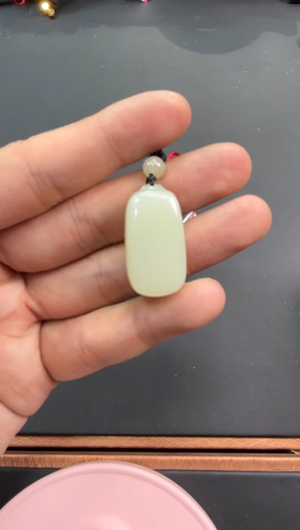 【闪购商品】和田玉吊坠(赠链)未镶嵌且末微色差迪克兰吊坠
