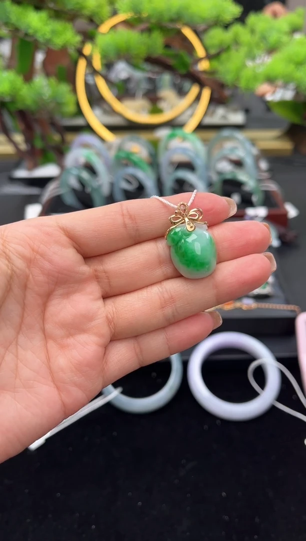 颈饰18K金镶嵌翡翠吊坠