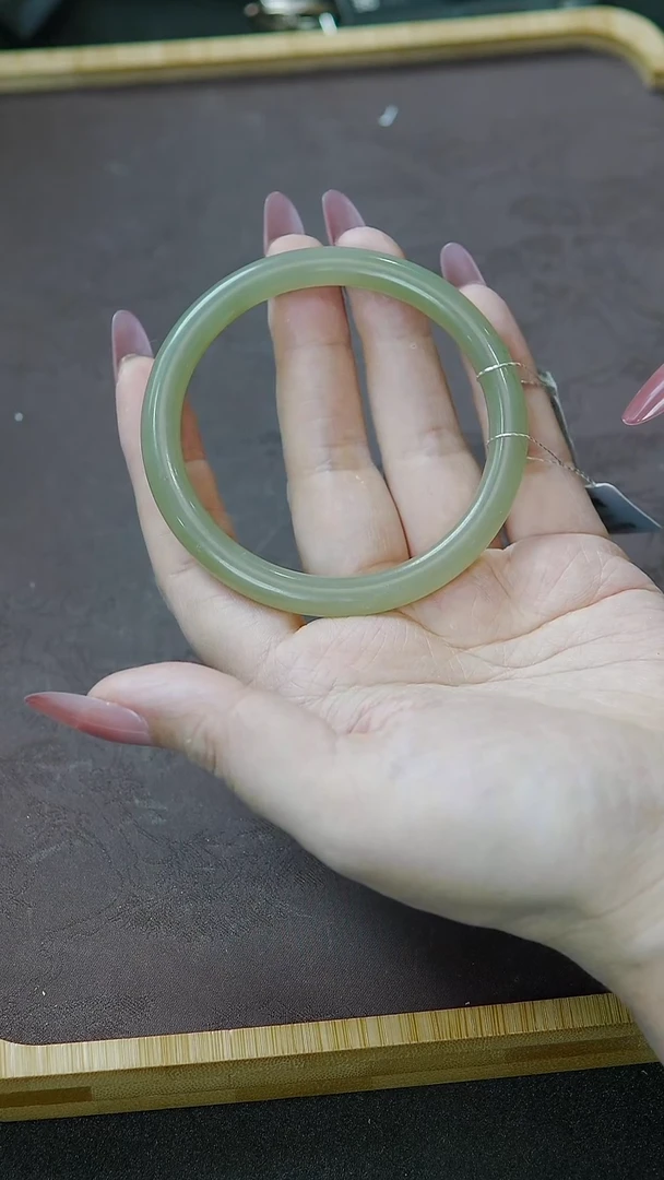 未镶嵌手镯和田玉54圈口 湖绿冰晴水手镯