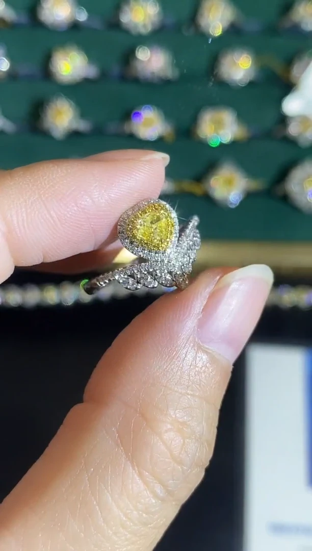 18K金镶嵌戒指钻石戒指