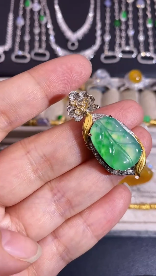 颈饰18K金镶嵌翡翠吊坠