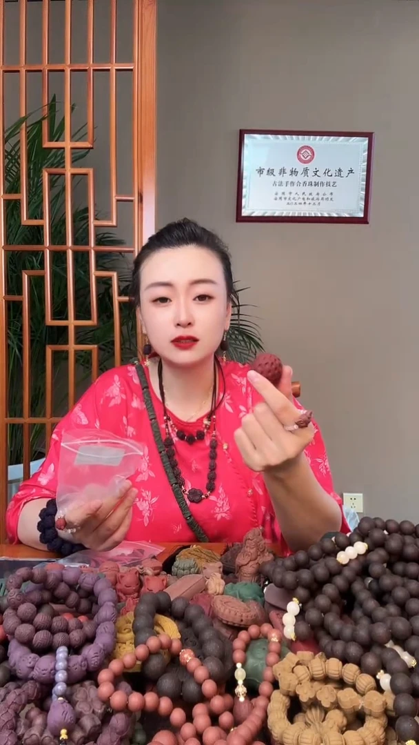 泥塑红麝草莓1个