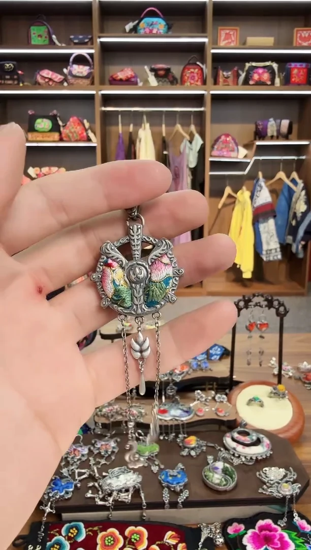 【闪购商品】织绣145蒙阿苏苗绣传承