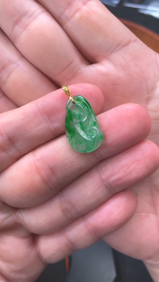 翡翠18K金镶嵌颈饰飘花如意吊坠/杜