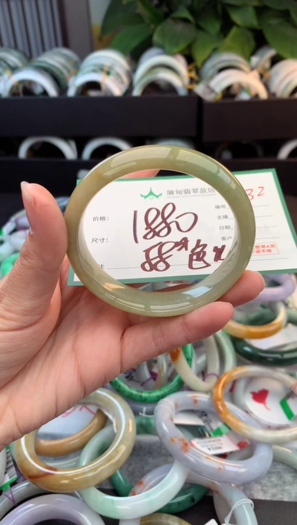 未镶嵌定制翡翠毛货需精细抛光+多人