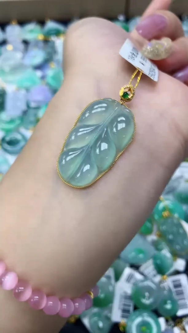 翡翠18K金镶嵌颈饰1111111111