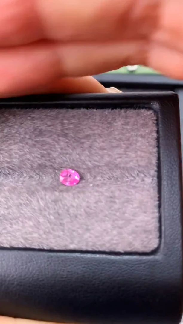 未镶嵌裸石定制蓝宝石枕型 热粉色调 0.58ct