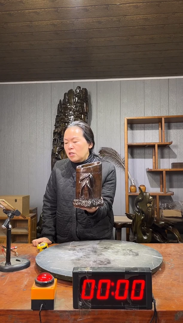 金丝楠牛*乌木竹节笔筒