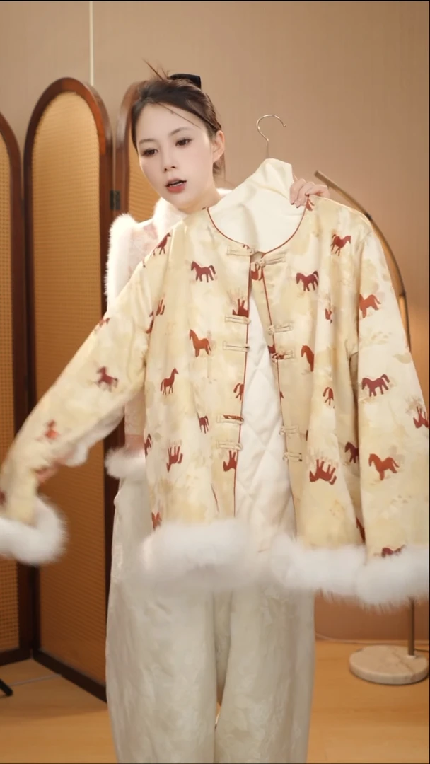 红马对襟棉服  狐狸毛